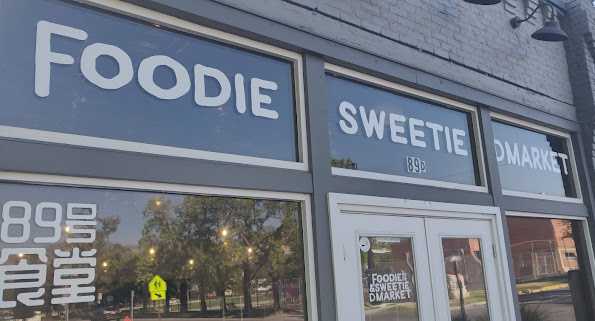 Foodie and Sweetie D Market logo