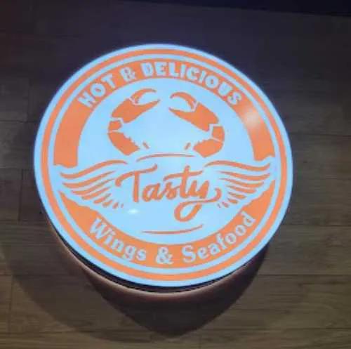 Tasty wings & seafood logo